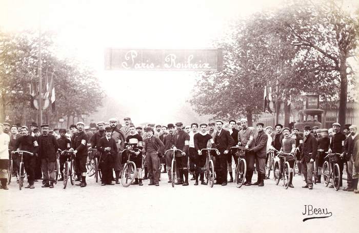 Radrennen Paris-Roubaix Start 1896.
Dieses Bild stammt aus der Digitalen Bibliothek Gallica und ist verfügbar unter der ID btv1b8438637g