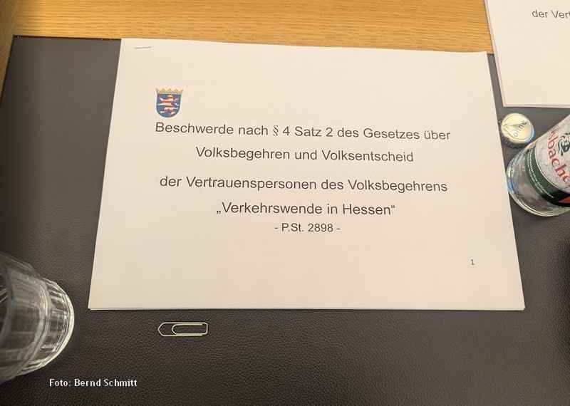Gerichtssaal Hessisches Staatsgericht. Beschwerdetext der Vertrauenspersonen.
