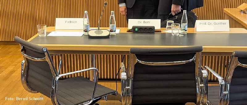 Gerichtssaal Hessisches Staatsgericht. Bank der Vertreter des Landes Hessen.