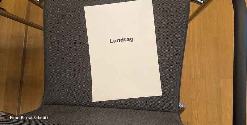 Gerichtssaal Hessisches Staatsgericht. Zettel auf Stuhl: "Landtag"