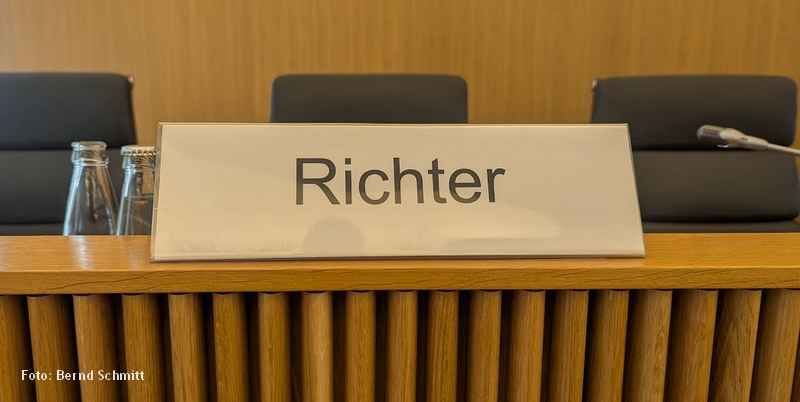 Gerichtssaal Hessisches Staatsgericht. Schild: Richter