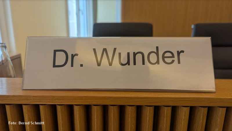 Gerichtssaal Hessisches Staatsgericht. Schild: Dr. Wunder.